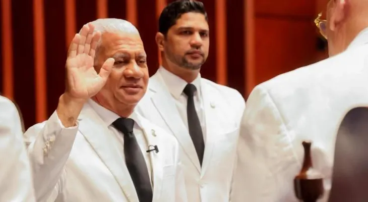 Ricardo de los Santos juramentado presidente del Senado para cuarto año consecutivo