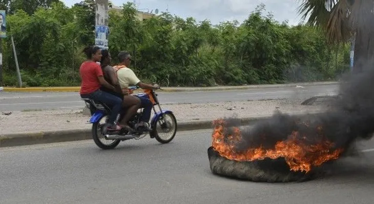 Encienden neumático en la avenida Jacobo Majluta