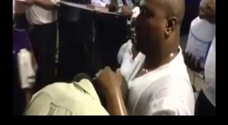Pastor lava pecados con agua y detergente (Video) 