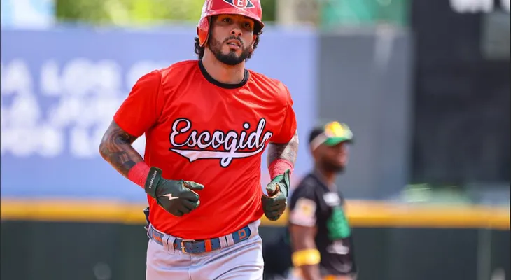 Araúz pegó cuadrangular en pretemporada roja