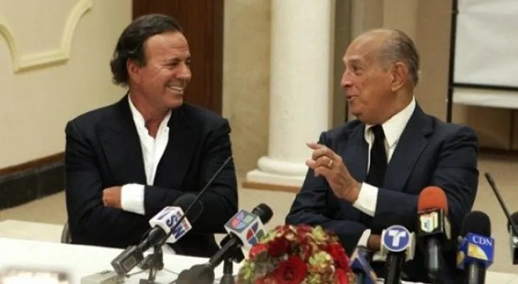Julio Iglesias realizará concierto en homenaje a Oscar de la Renta
