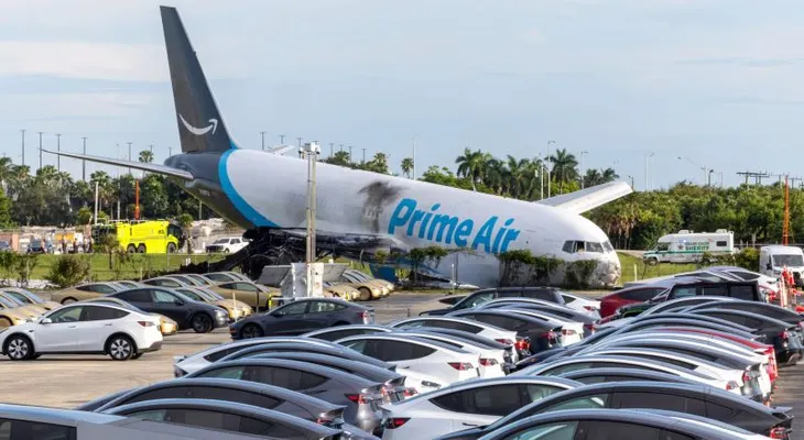 Avión de carga de Amazon se sale de la pista en Miami; deja cinco muertos y varios heridos