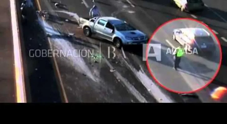 Un coche vuelca tras un tremendo accidente en La Plata, Buenos Aires (VIDEO)