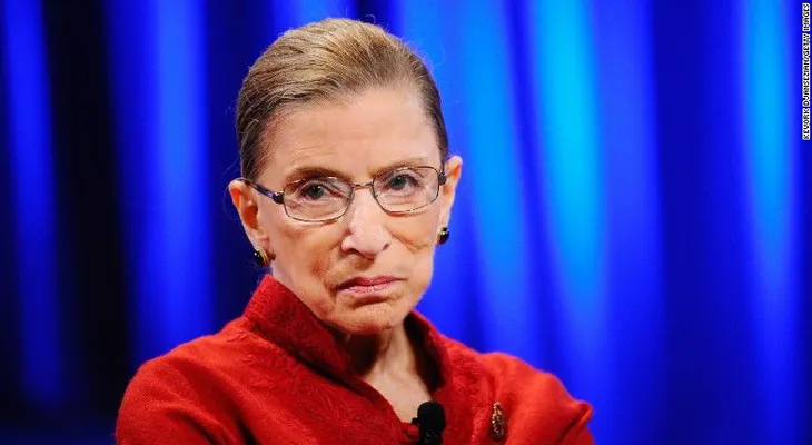 La jueza de EE.UU. Ruth Bader se arrepiente de haber llamado "farsante" a Trump