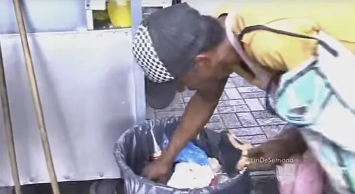 Venezolanos recogen comida en la basura ante escasez