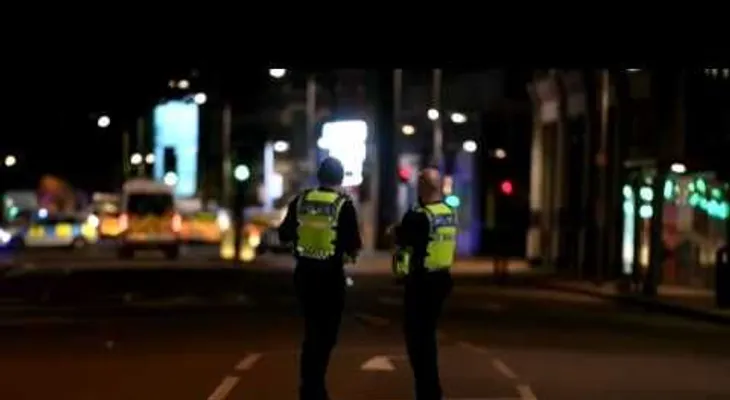 La policía dice que ocho agentes abrieron fuego contra los tres terroristas en Londres