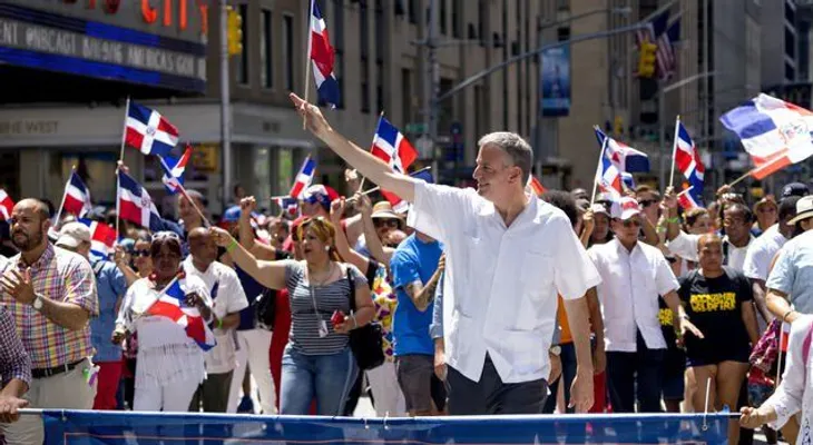 Funcionarios no desfilan junto alcalde NY, cuya esposa es haitiana; hizo comentarios racistas contra RD