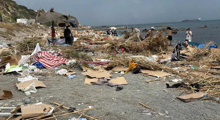 Cientos de migrantes vuelven a la playa del Trampolín en Ceuta tras nuevo desalojo