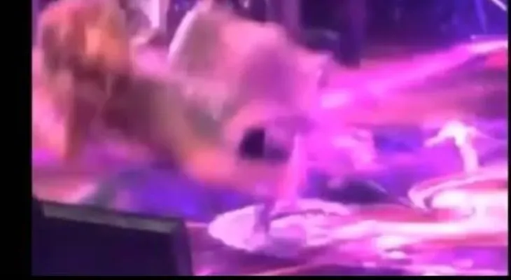 Gloria Trevi se cae de la silla (VIDEO)
