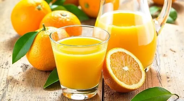 El zumo de naranja favorece el tránsito intestinal, reduce los cálculos renales y depura las toxinas