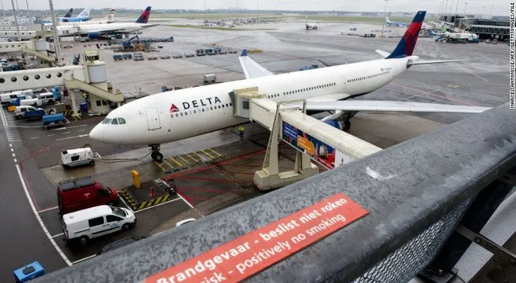 Un rayo "aterriza" sobre un avión en Atlanta