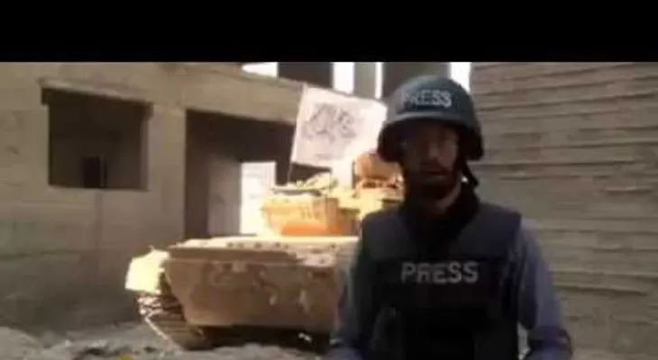  Siria: Un tanque de guerra explota detrás de un reportero