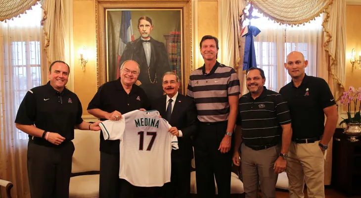 Presidente Medina recibe a Randy Johnson; comparten anécdotas