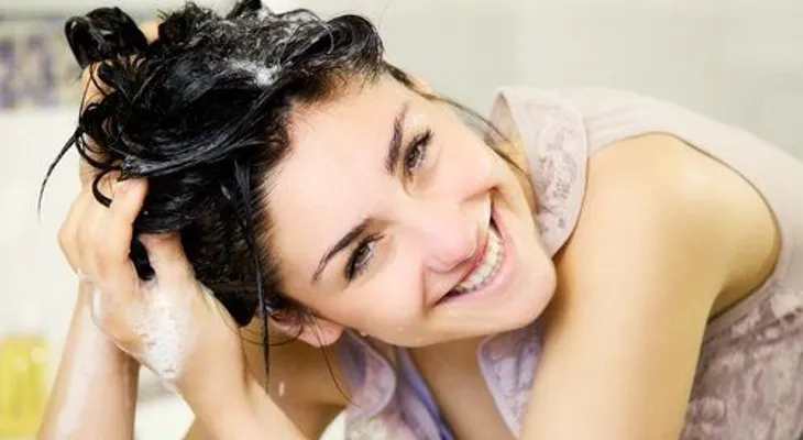 Cómo eliminar la grasa del cabello