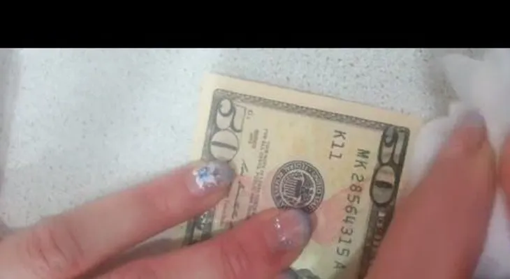 Ella frotó un billete de 50 dólares con alcohol? Lo que pasó ¡la ha dejado en shock!
