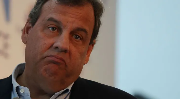Las polémicas fotos de Chris Christie tomando el sol tras cerrar todas las playas en Nueva Jersey