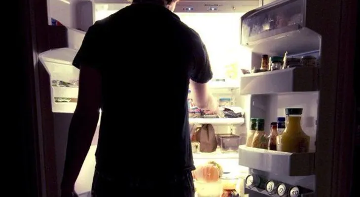El hábito de comer de noche puede afectar tu salud