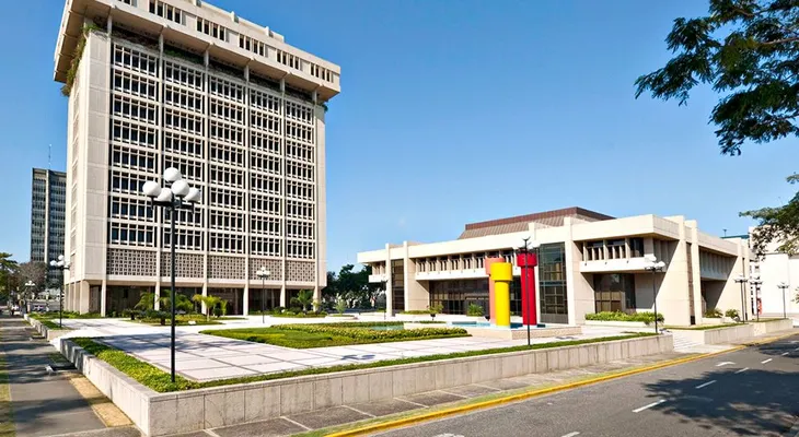 Comparación de la depreciación cambiaria y del crecimiento económico en República Dominicana y AL