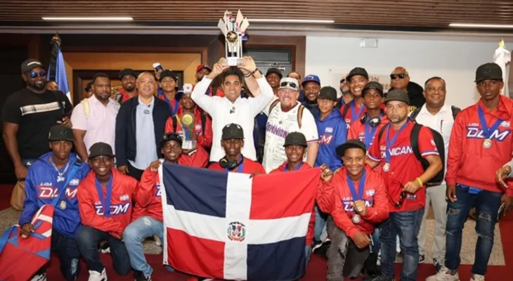 Ministro Deportes califica como "verdaderos héroes" a campeones Serie del Caribe Kids