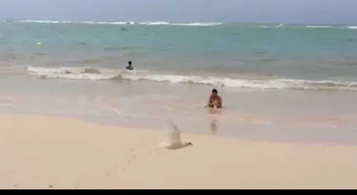 Turistas desafían alerta roja y se bañan en playa de La Altagracia