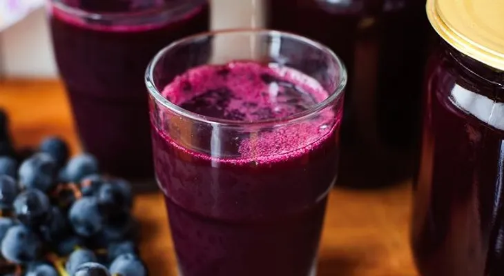 Delicioso zumo antioxidante contra los radicales libres