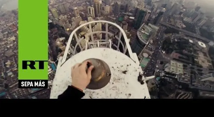 Dos jóvenes escalan uno de los rascacielos más altos de China