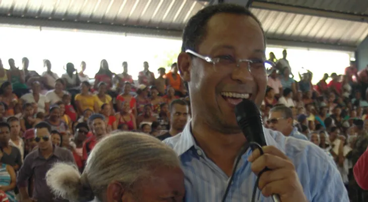 Oficina Senatorial Pedernales agasaja madres y padres por sus días festivos