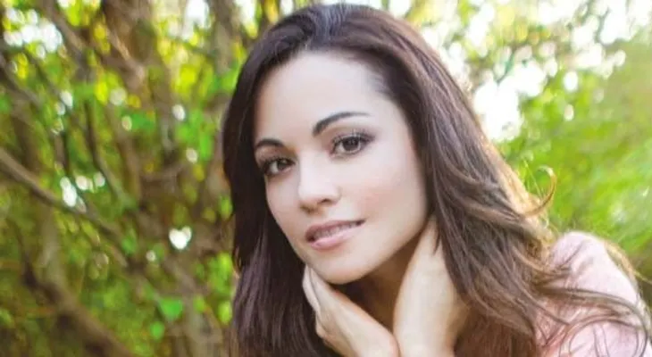 Sharlene Taulé en el canto