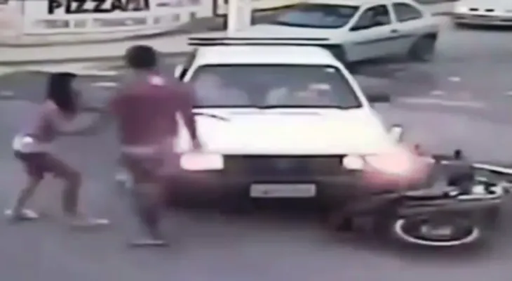 Reacción romántica en un accidente (Video)