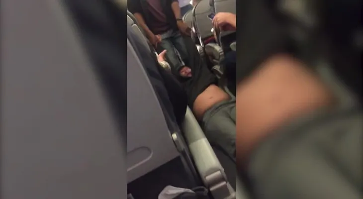 United llega a un acuerdo con el pasajero retirado a la fuerza de un vuelo