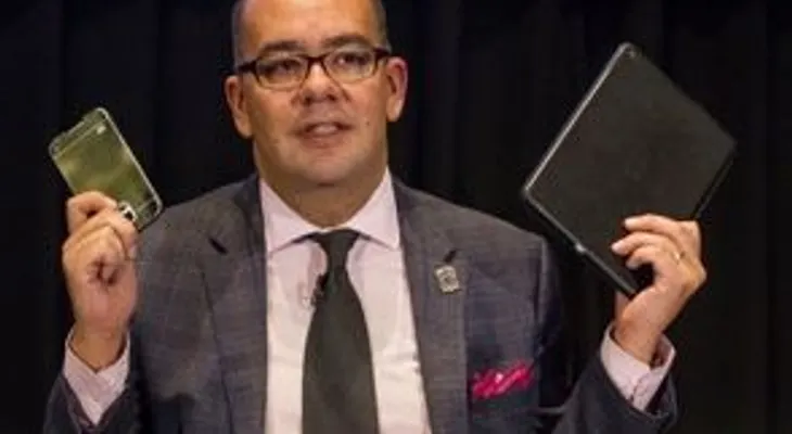 Director de canal renuncia tras decir que  Juan Gabriel es "uno de los letristas más torpes y chambones..."