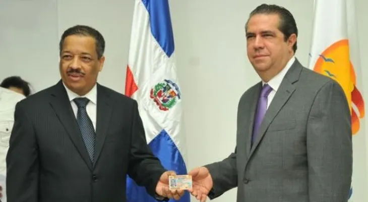 JCE entrega cédula a Ministros de Turismo y Medio Ambiente
