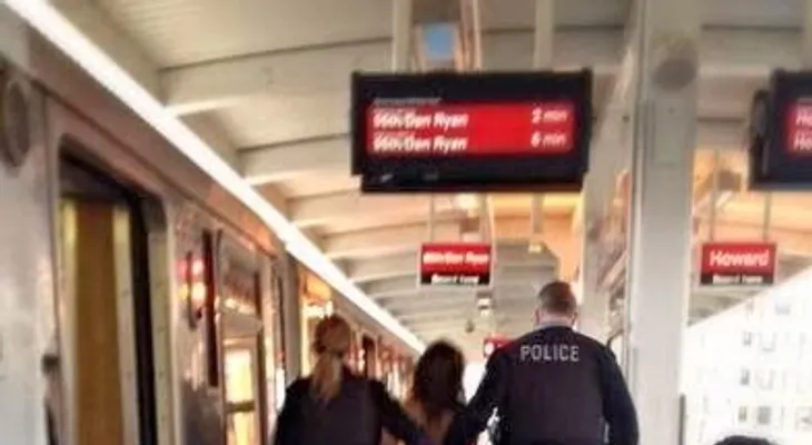 ''La diosa del tren'' abordó en la estación Granville de Chicago completamente desnuda