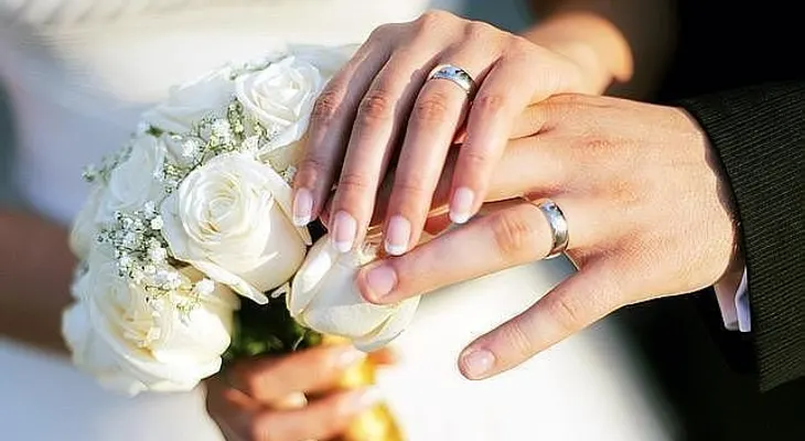Gemelos se casan con gemelas y se operan para no confundirse