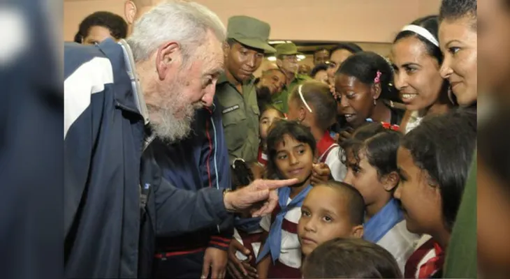 Reaparece Fidel Castro en público en La Habana