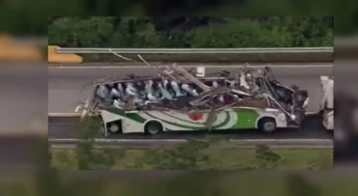Autobús de estudiantes se estrella en Brasil dejando varios muertos
