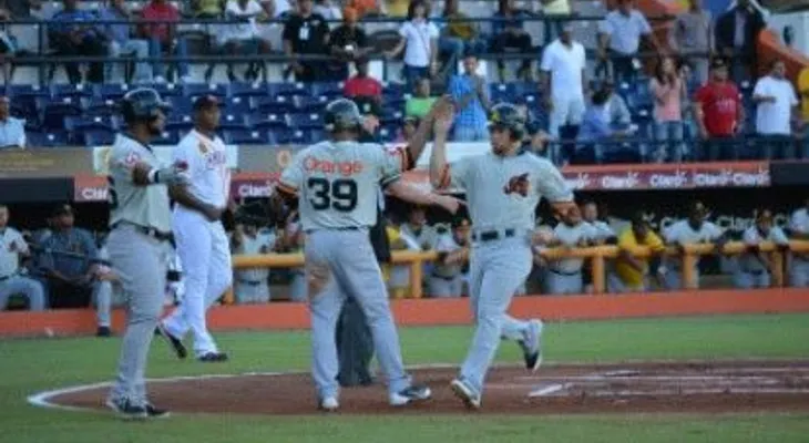 Águilas derrotan 13 por 11 a los Gigantes