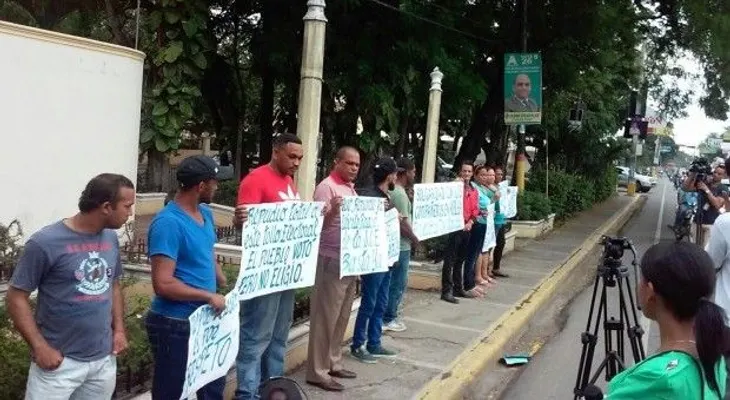 Manifestantes montan vigilia en Licey al Medio; piden renuncia de jueces de la JCE