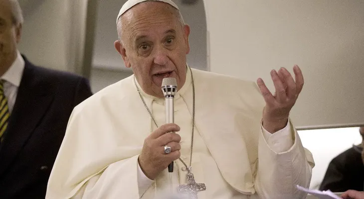 Los religiosos "que viven como ricos" dañan a la Iglesia; expone el papa Francisco