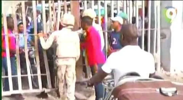 Tensión: Haitianos tratando de entrar a la República Dominicana (Video) 