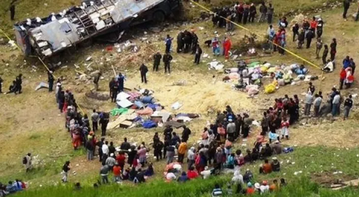 Perú: mueren 17, entre ellos 15 estudiantes al caer vehículo a abismo 