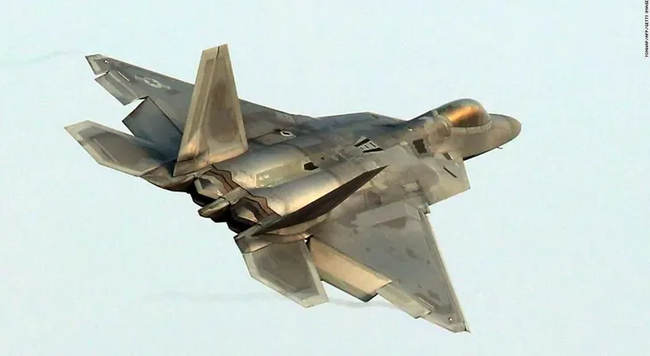 Aviones F-22 de Estados Unidos interceptan jets rusos: ¿por qué hubo fuegos de advertencia?