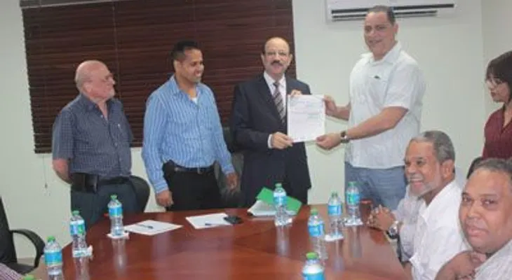INABIE entrega cheques a ganadores licitación zapatos