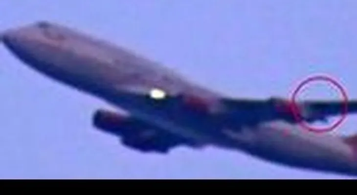 Captan supuesto OVNI junto a un avión comercial (Video) 