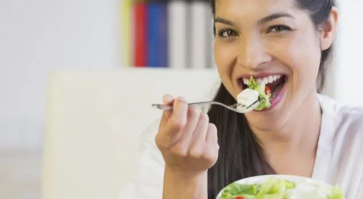 El sencillo truco para comer 500 calorías menos al día