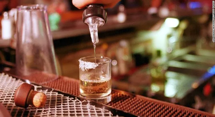 EE.UU. advierte a viajeros sobre alcohol adulterado en México