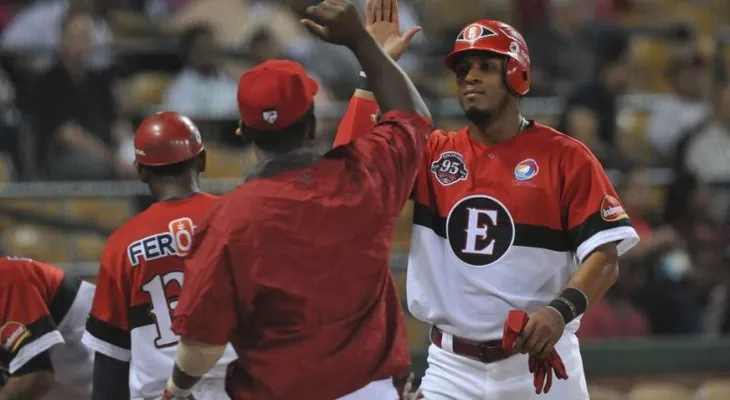 Leones paran racha negativa y se impone 5-3 a las Aguilas
