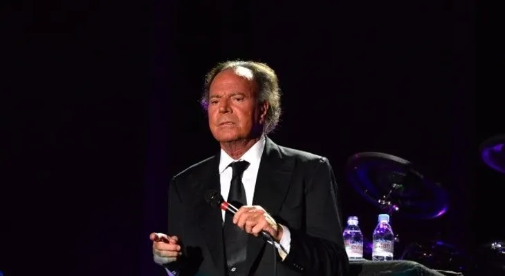 Julío Iglesias encantó a miles en show íntimo en Hard Rock Hotel Punta Cana