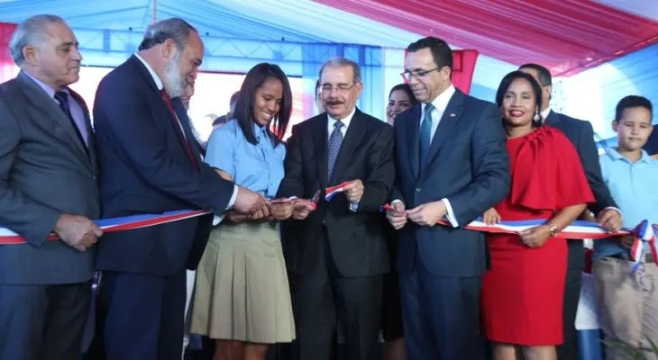 Presidente Danilo Medina inaugura liceo de 28 aulas en Esperanza, provincia Valverde