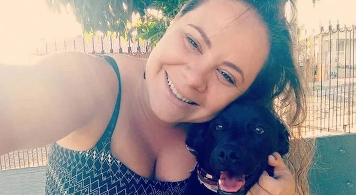 La foto de un cachorro que comparte su manta con un perro callejero sacude las redes